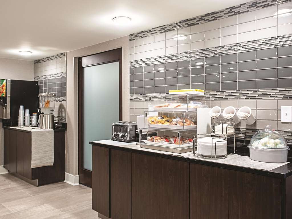 La Quinta Inn & Suites by Wyndham Baltimore N White Marsh - photo 38