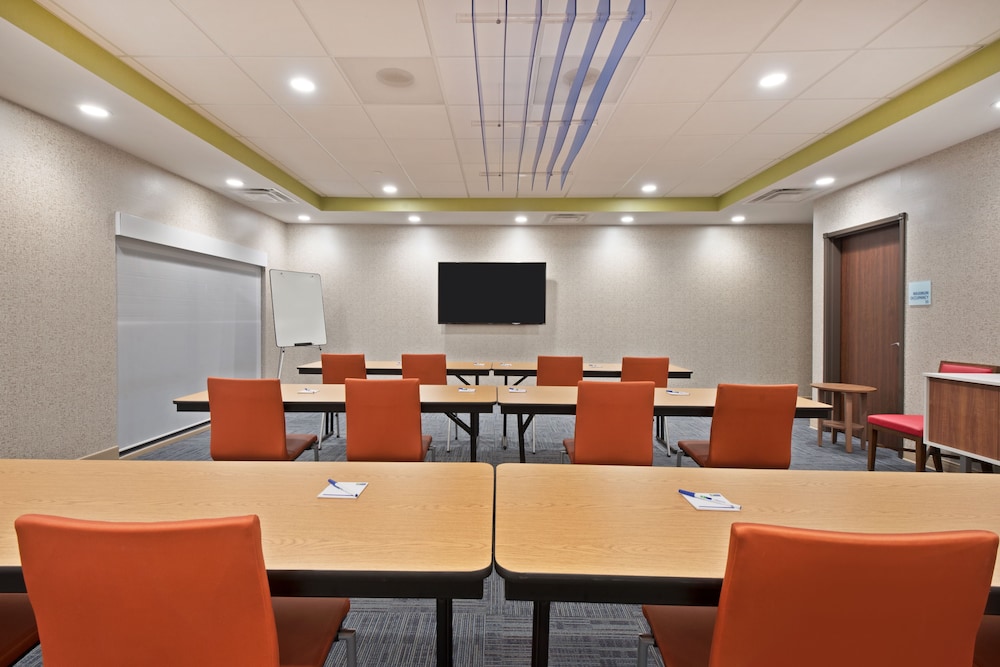 Holiday Inn Express & Suites Uniontown by IHG - photo 30