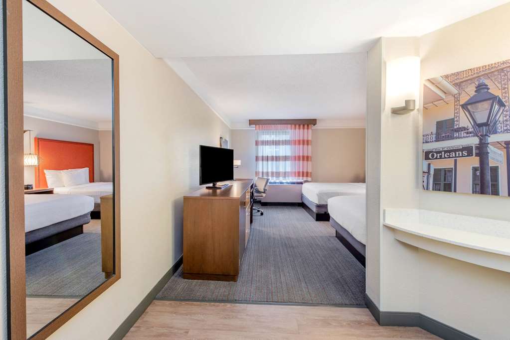 La Quinta Inn & Suites by Wyndham New Orleans Downtown - photo 34