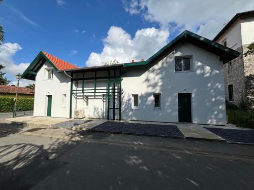 Magnifique T2 Neuf Au Centre de Cambo Les Bains — hotel in Cambo-Les-Bains