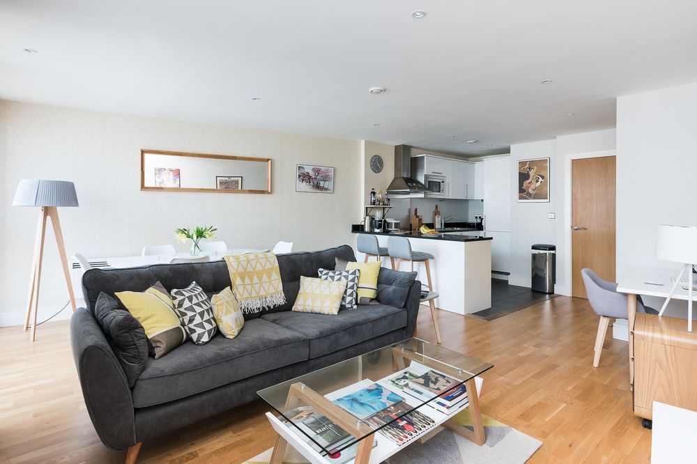 Elegant 2 Bedroom Apartment with Balcony — 4-Star Luxury Hotel in London, United Kingdom