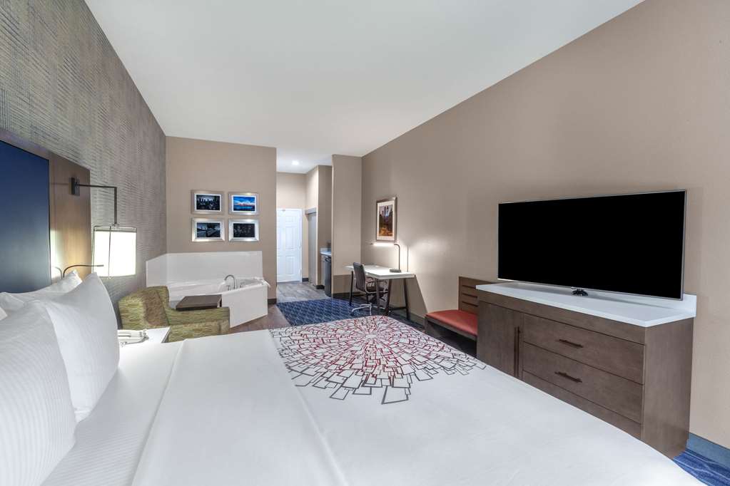 La Quinta Inn & Suites by Wyndham Houston Channelview - photo 24
