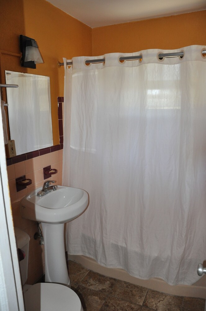 Atlantic Economy Inn - photo 15