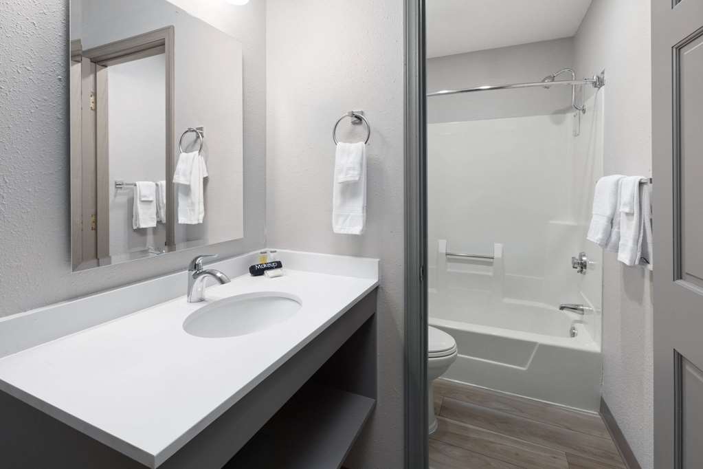 Days Inn by Wyndham Hutchinson - photo 15