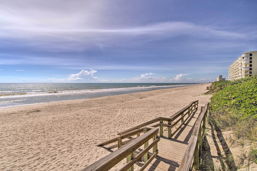 Quiet Satellite Beach Home with Lanai Walk to Beach — 4-Star Luxury Hotel in Satellite Beach, United States
