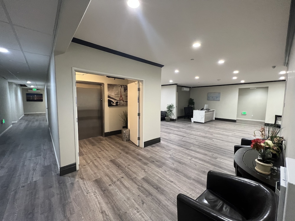 Aspire Inn & Suites Orange - photo 16