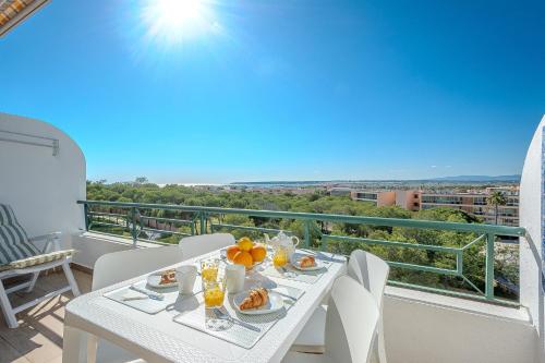 Salgados Sunset and Sea View Apartment — 4-Star Luxury Hotel in Guia, Portugal