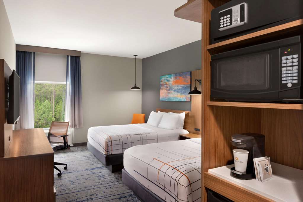 La Quinta Inn & Suites by Wyndham Brunswick Golden Isles - photo 10