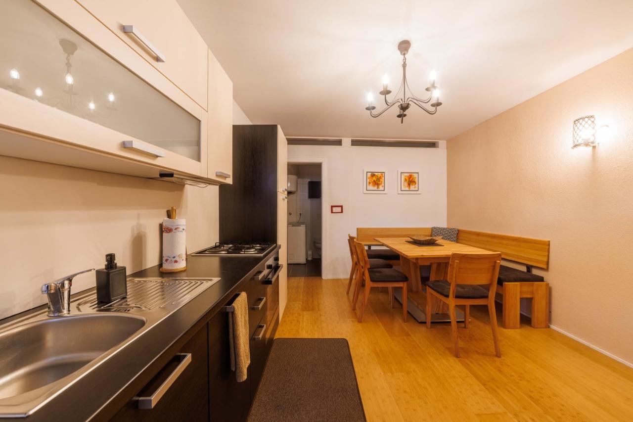 Hiša na Dovjem in Mojstrana, Slovenia