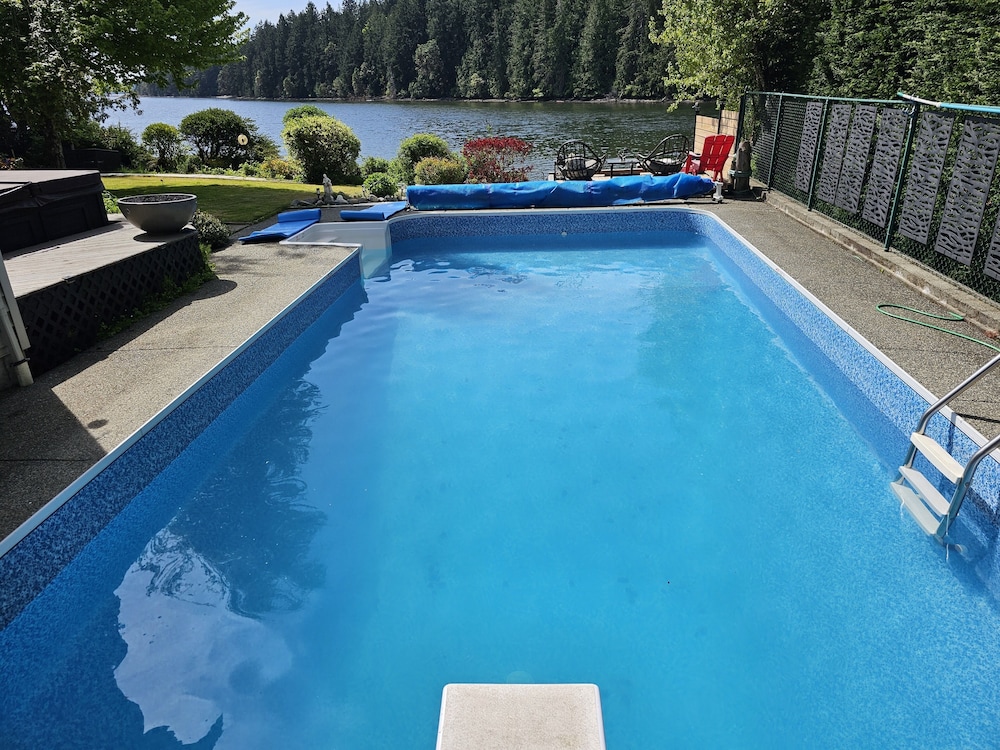 Luxury ocean dock pool villa — 5-Star Luxury Hotel in Ladysmith, Canada