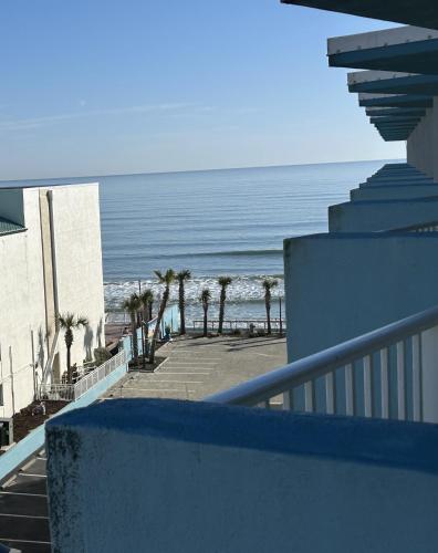 Beach Condo with Pool & Tiki Bar — 4-Star Luxury Hotel in Daytona Beach, United States