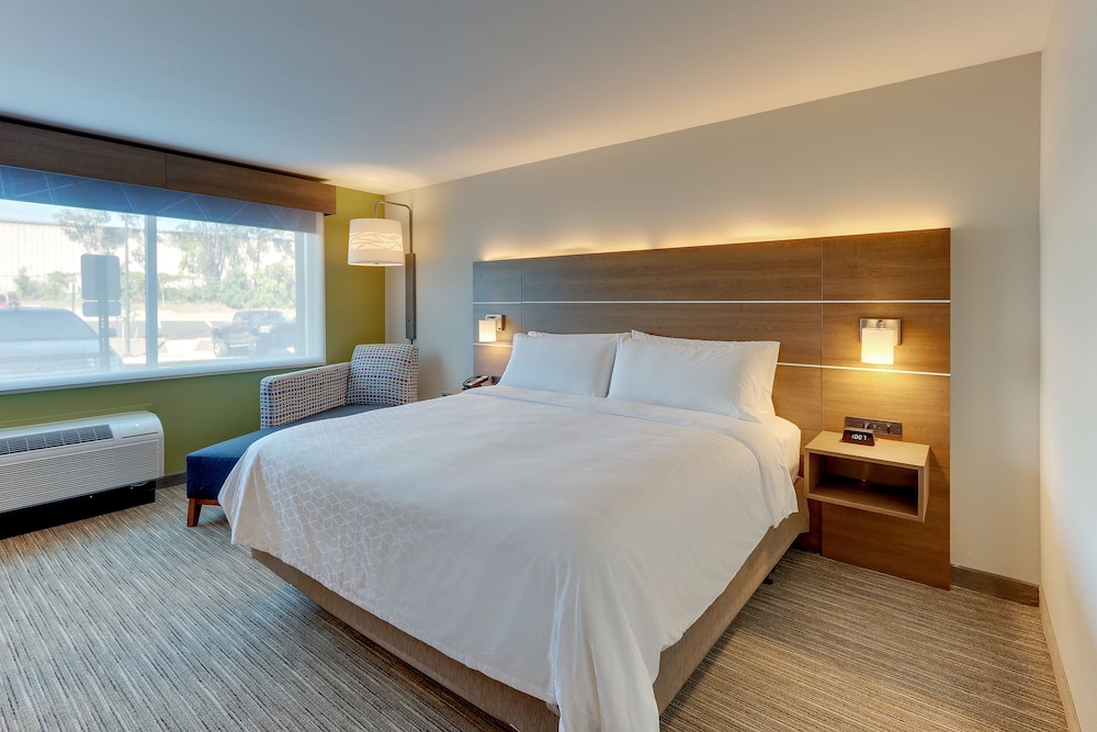 Holiday Inn Express & Suites Roanoke Civic Center by IHG - photo 19
