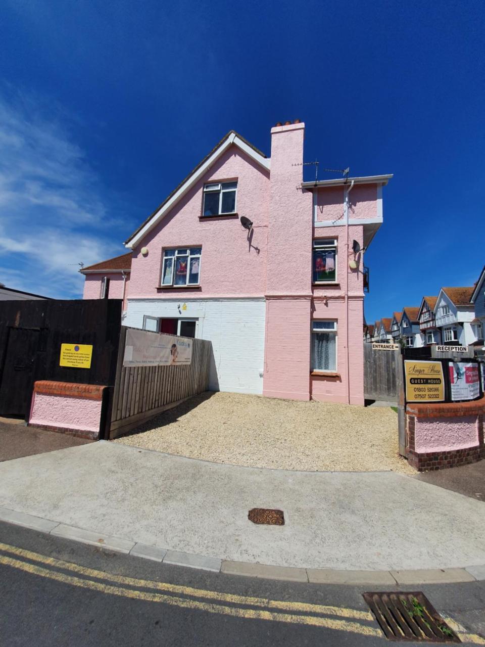 Singer House Guest House Free Parking 1 Bedroom Ground Floor Holiday Flat Private Gate & Garden & Bathroom Microwave Fridge Opposite Paignton Pier & Beach Hotel Reception To Happily Help & Greet You 1 Double Bed & 1 Single Bed — 4-Star Luxury Hotel in Paignton, United Kingdom