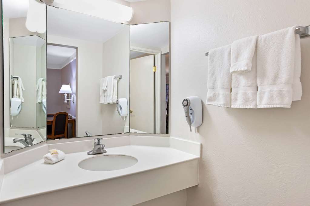 La Quinta Inn by Wyndham El Paso East Lomaland - photo 18