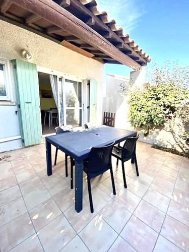 T2 Cabine Avec Piscine Collective Parking Climatisation Pour 4 Personnes in Saintes-Maries-De-La-Mer, France