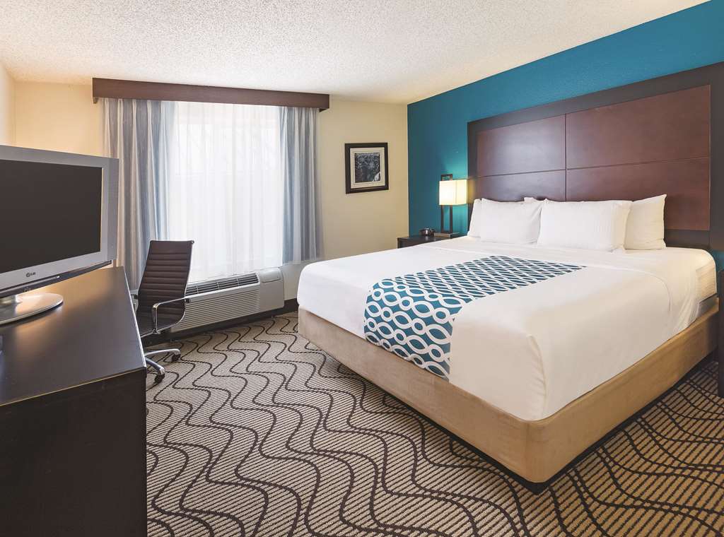 La Quinta Inn & Suites by Wyndham Central Point Medford - photo 24