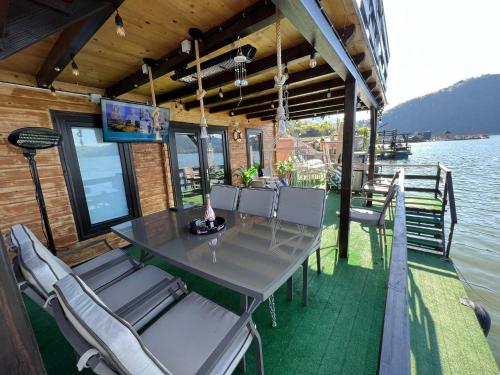 Holiday Bicaz Bungalows On The Lake — 4-Star Luxury Hotel in Bicaz, Romania