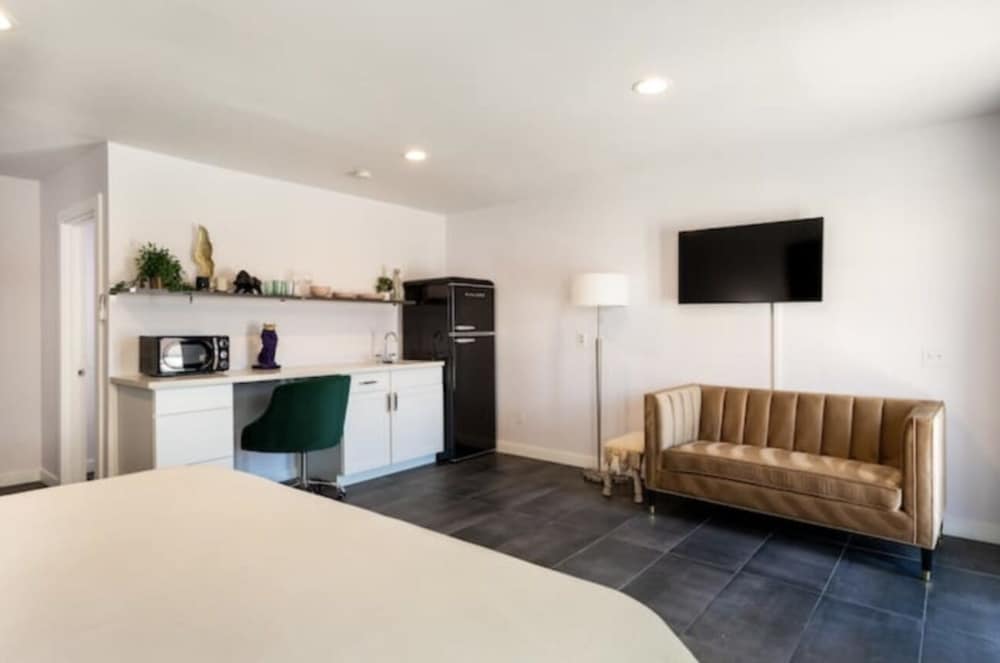 Desert Hot Springs Inn - photo 5