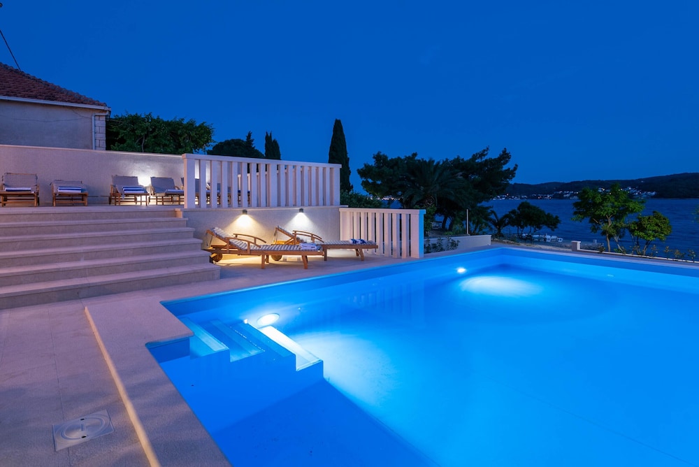 Holiday Villa Sasha — 4-Star Luxury Hotel in Orebic, Croatia