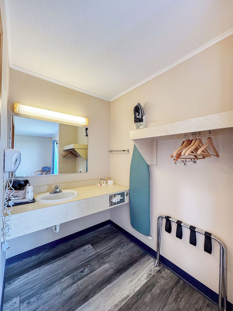 Days Inn by Wyndham Mackinaw City Lakeview - photo 22