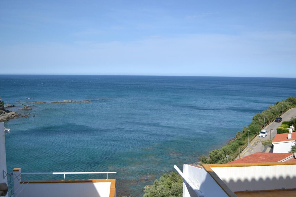 Cau Del Llop 10 — hotel in Llanca