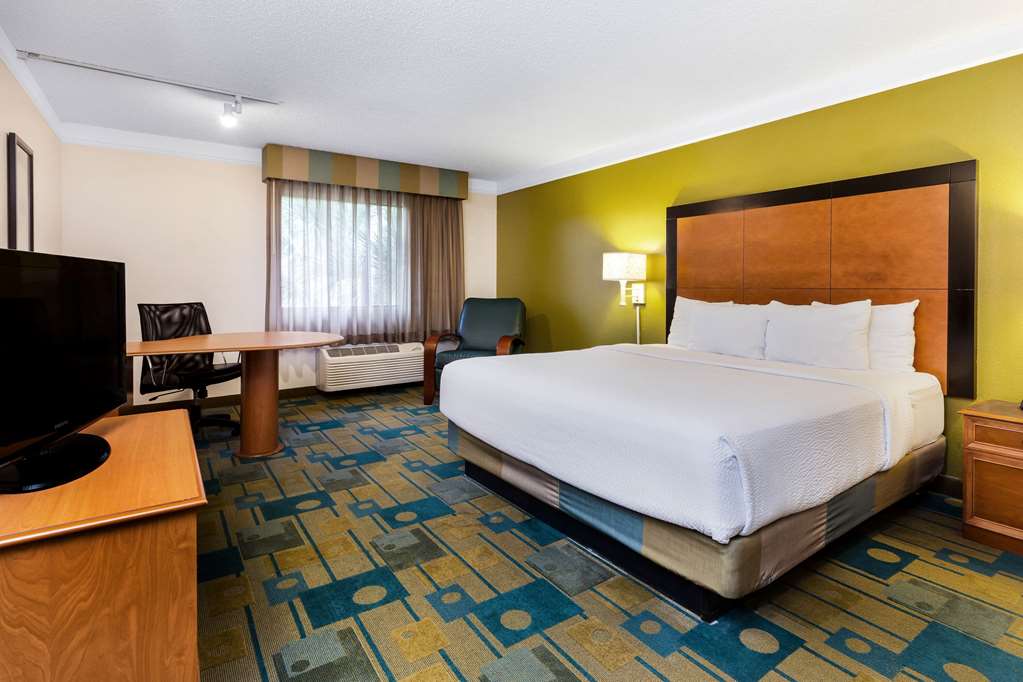 La Quinta Inn & Suites by Wyndham St. Pete Clearwater Airpt - photo 48