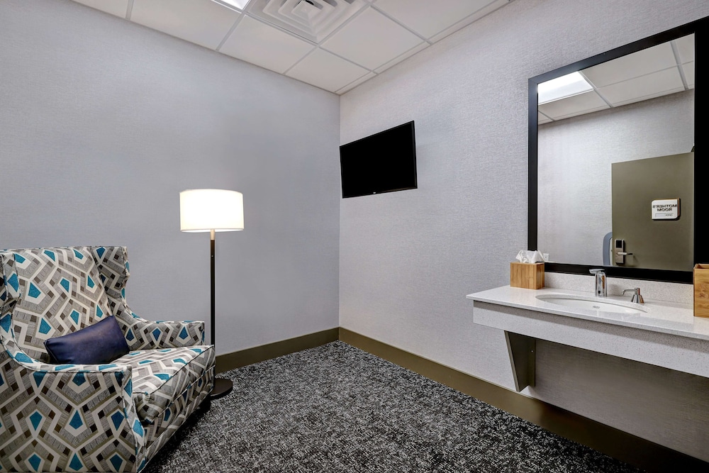 Hilton Garden Inn Cedar Rapids - photo 33