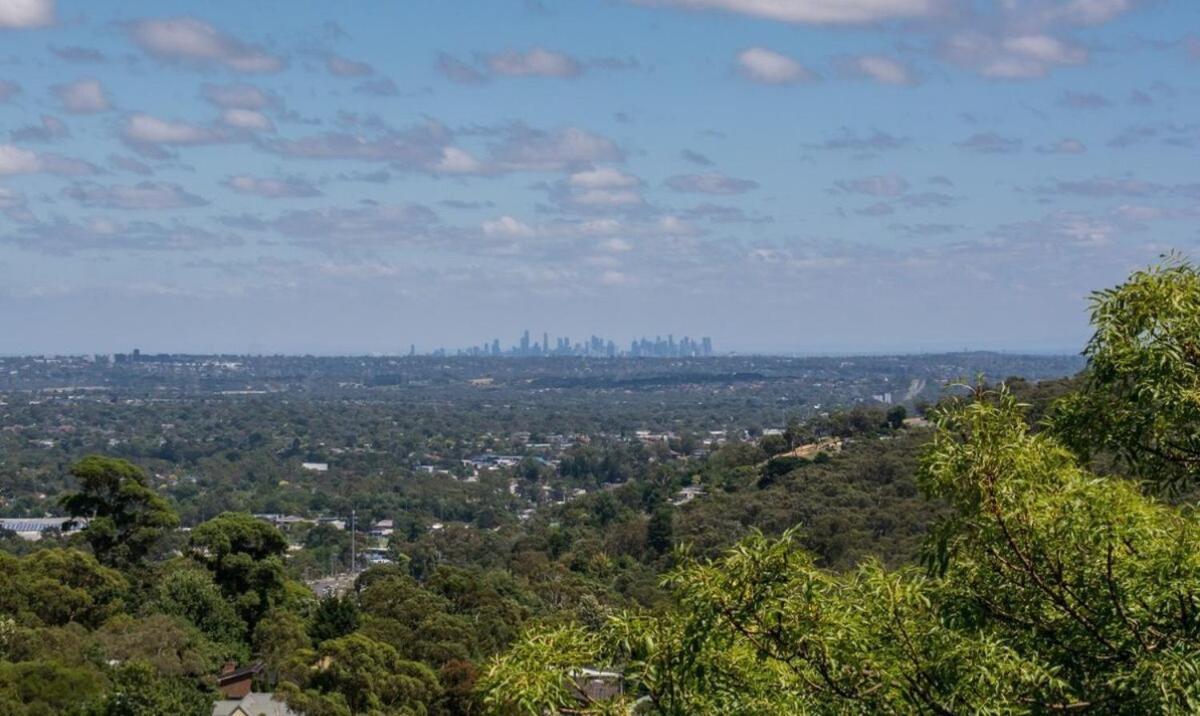 Escape to the Hills Charming home with city views & close to the to the 1000 steps — 4-Star Luxury Hotel in Upwey, Australia