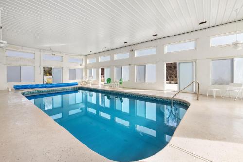 Adventure Awaits Indoor Pool Pickle Ball Court — Bentonville