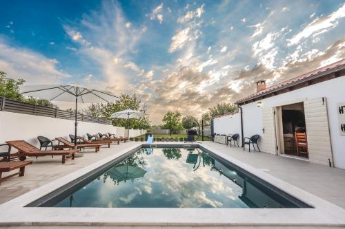 Villa Leny with pool — 4-Star Luxury Hotel in Sukosan, Croatia