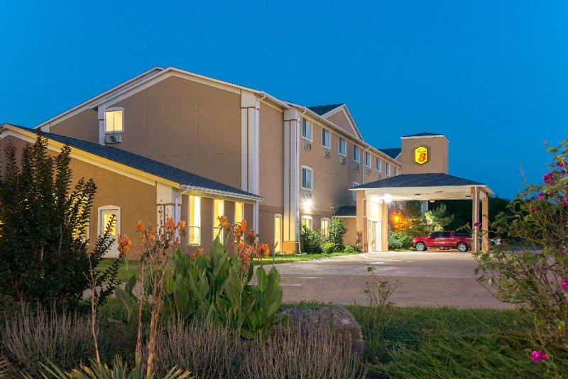 Super 8 by Wyndham Perry - carbon neutral hotel in Perry