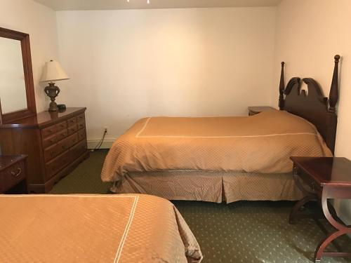 Exit 5 Motel and Cottages - photo 100