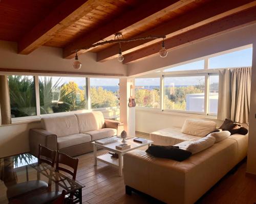 The Blue Window Apartment 300m From Sea — 4-Star Luxury Hotel in Brucoli, Italy