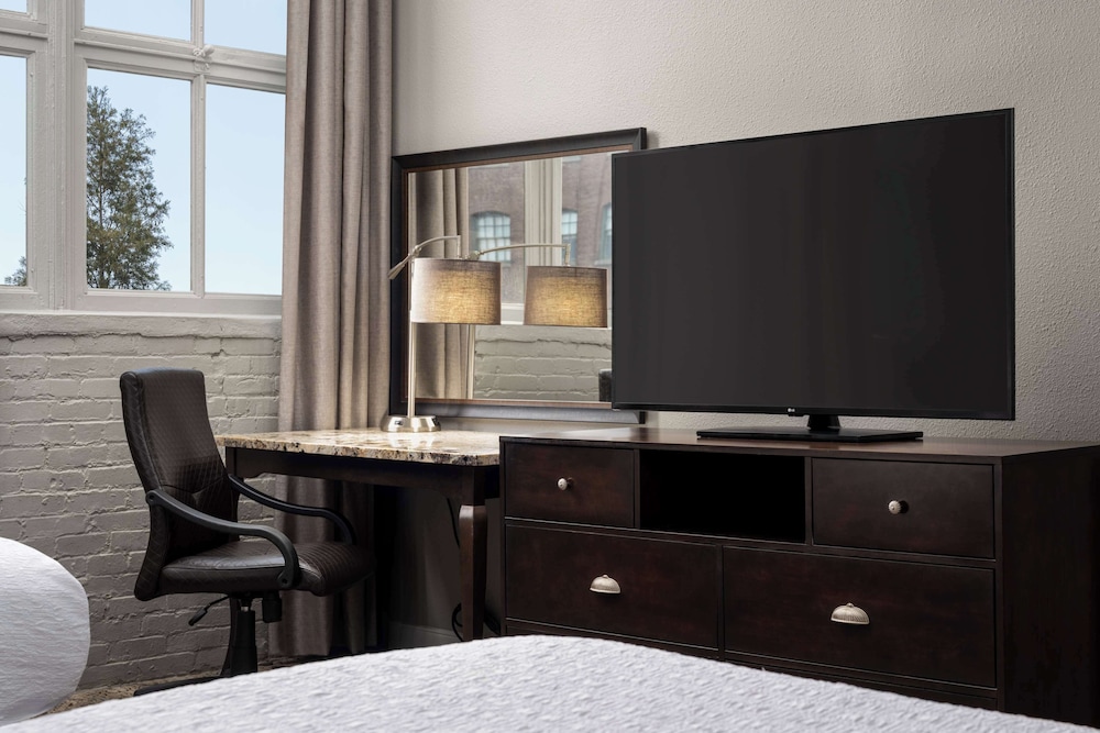Hampton Inn and Suites New Orleans Convention Center - photo 34