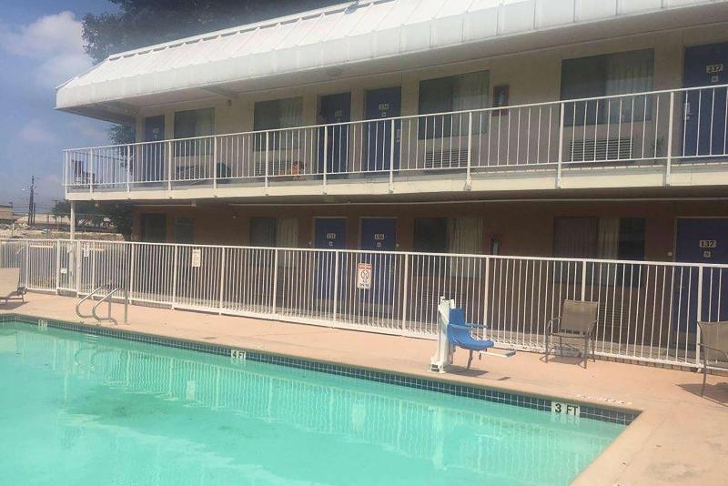 Travelodge by Wyndham San Antonio Lackland AFB - photo 11