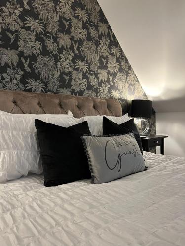 Honeysuckle Cottage Part Of Alton Cottages — 4-Star Luxury Hotel in Alton, United Kingdom