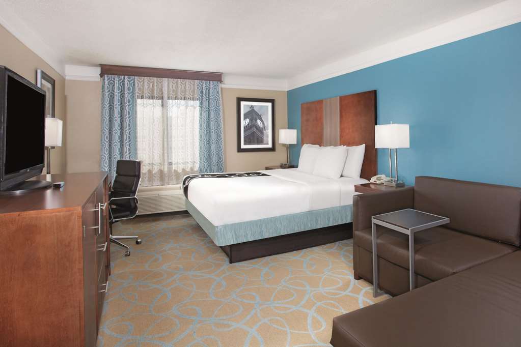 La Quinta Inn & Suites by Wyndham Elizabethtown - photo 11