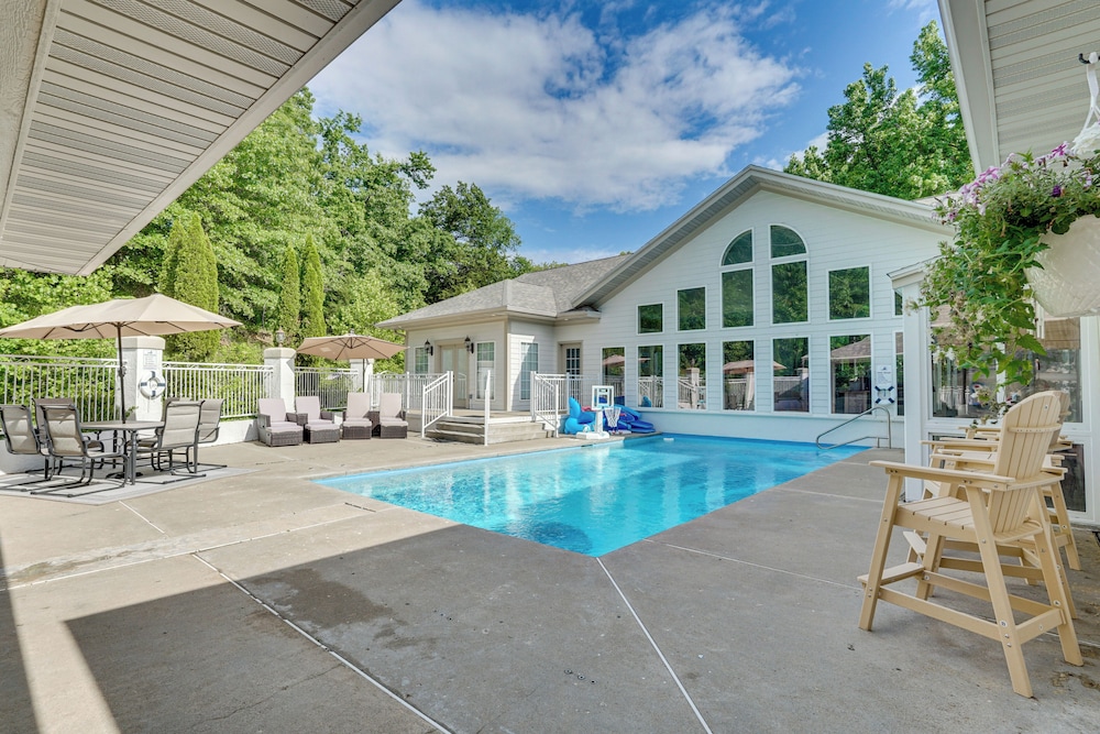 Pool Hot Tub and Pickleball Court Lake Ozarks Home — 4-Star Luxury Hotel in Camdenton, United States