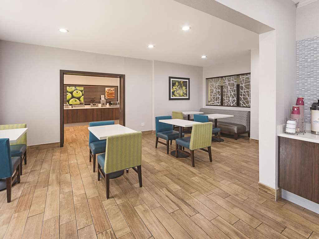 La Quinta Inn & Suites by Wyndham Central Point Medford - photo 40