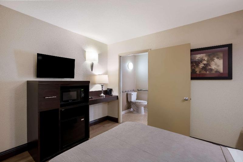 Quality Inn Elk Grove Sacramento - photo 35