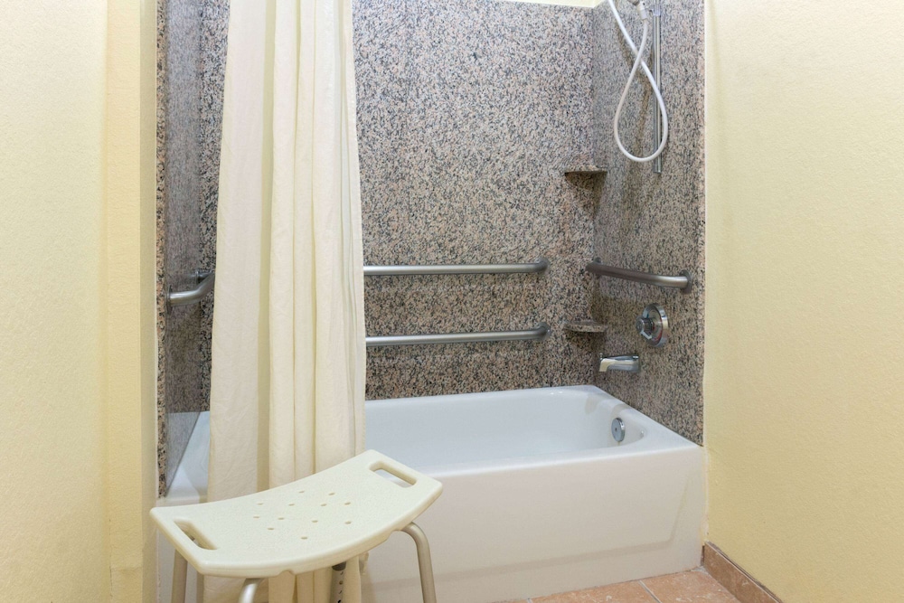 Super 8 by Wyndham Stafford Sugarland Area - photo 12