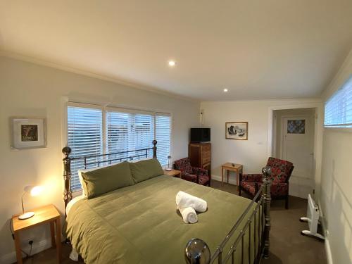 Shack out the Back - carbon neutral hotel in Kyneton