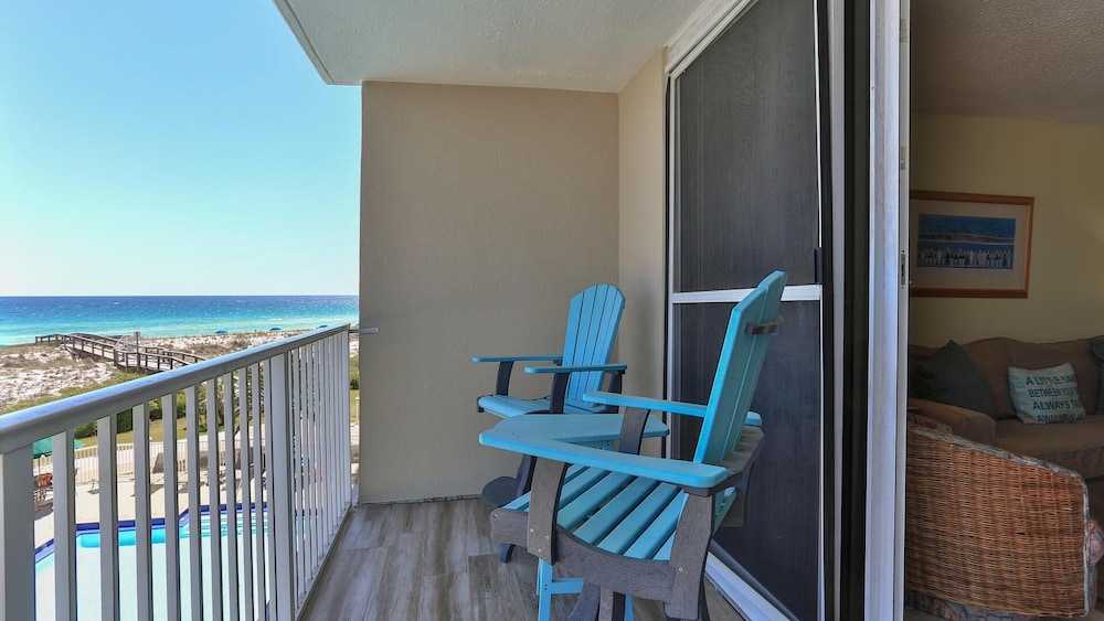 Destin on the Gulf 302 Perfect location for a nice family getaway