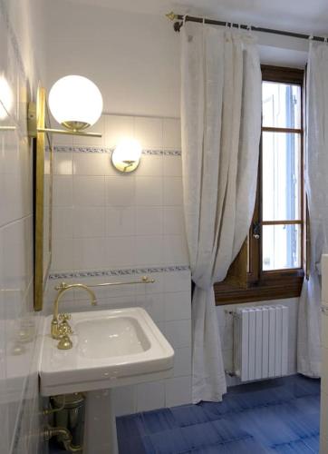D T Elegant & Spacious Flat 2' walk train station — 4-Star Luxury Hotel in Florence, Italy