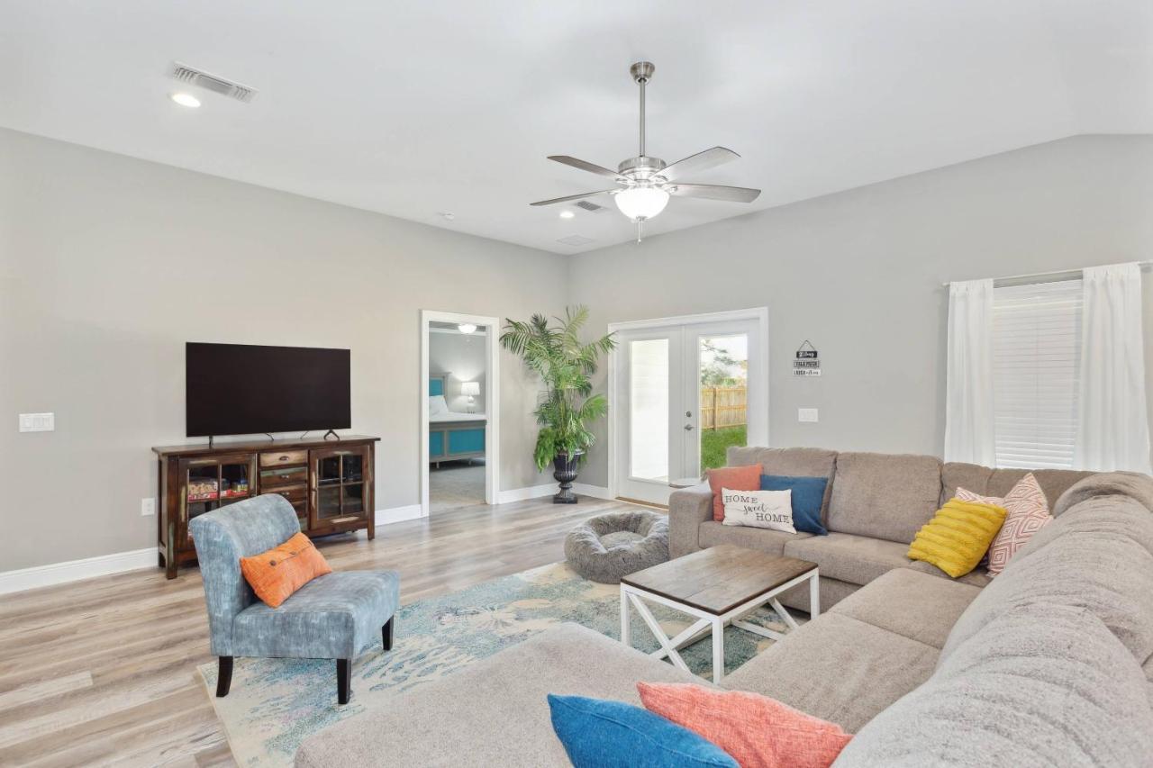 1977 Esplanade St in Navarre, United States