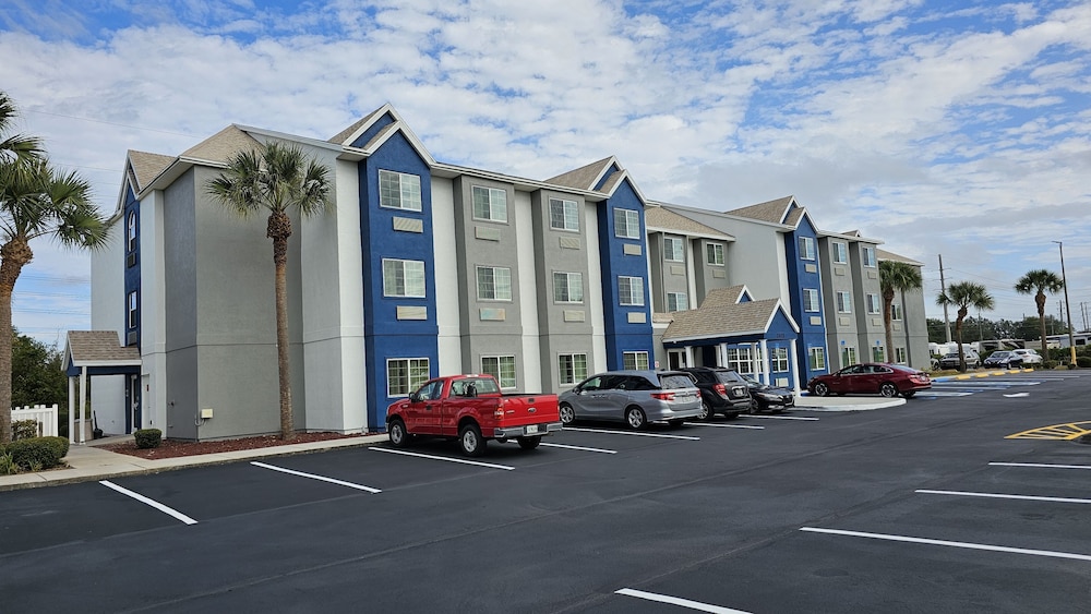 Microtel Inn & Suites by Wyndham Bushnell - photo 17