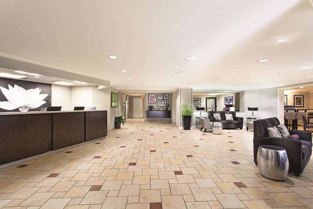 La Quinta Inn & Suites by Wyndham Miami Airport East - photo 8