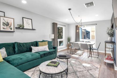Walk to Downtown Broadway with Pool Free Parking and Gym — 4-Star Luxury Hotel in Nashville, United States