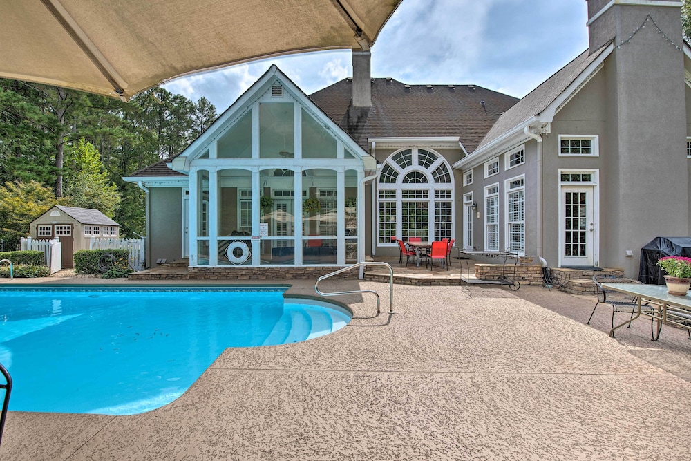 Secluded Acworth Mansion With Pool And Game Room — Acworth