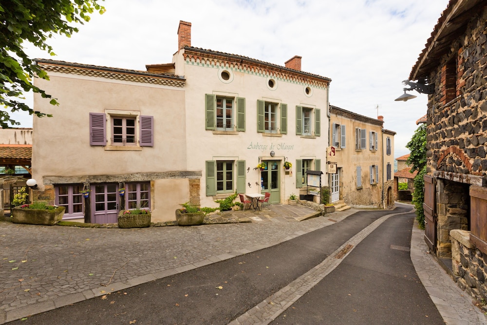 Auberge de Margot — 4-Star Luxury Hotel in Usson-Du-Poitou, France